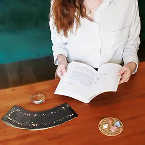 Eva Brillault professeure de yoga et consultante en astrologie à Tresses lors d'une consultation